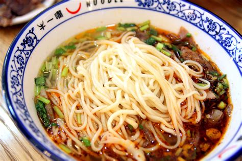  Lan Zhou La Mian: Uma Sinfonia de Texturas e Sabores Explosivos em um Prato!