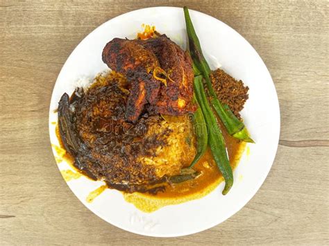  Nasi Kandar: Uma Sinfonia de Sabores Picantes e Aromas Envolventes que Dançam na Sua Boca!