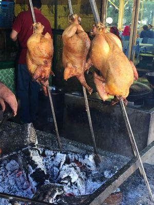  Sajji - Uma Festa de Sabores em Cada Mordida: Uma Exploração da Carne Assada Marinhada à Perfeição!