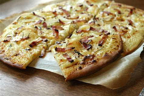  Tarte Flambée: Uma explosão de sabores defumados e crocância irresistível em Haguenau!