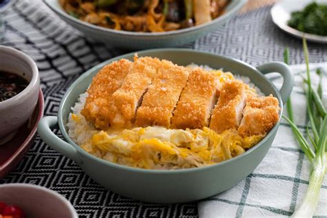  Katsudon: Uma Sinfonia de Texturas Crocantes e Sabores Suaves Envolvendo um Filé Empanado Dourado em um Caminho Delicioso até Wakayama!