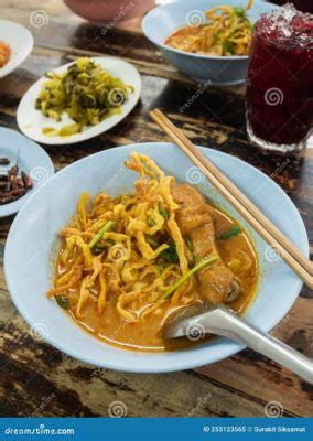  Khao Soi: Uma Sinfonia de Sabores Picantes e Agradáveis em um Caldo Cremoso de Coco!