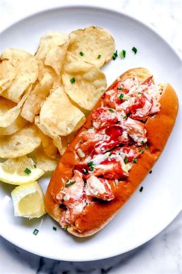  Lobster Roll: Uma Sinfonia de Sabores Frescos do Mar em um Pão Macio!