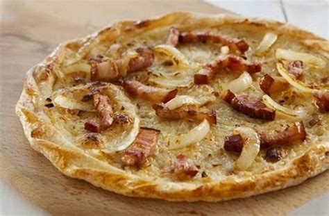 Tarte Flambée: Uma Delícia Alsaciana Que Conquistas o Paladar com Seu Crust Crocante e Toppings Saborosos!